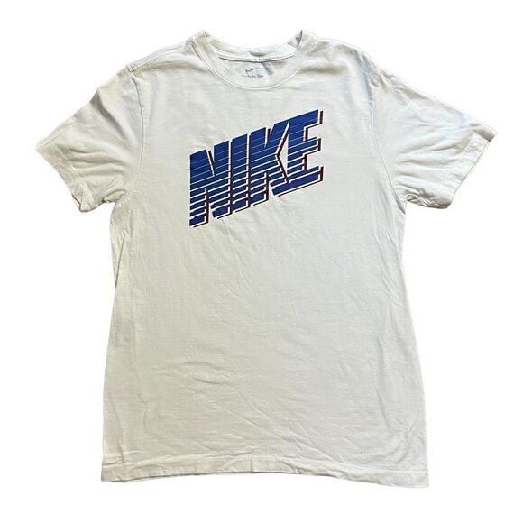 Nike graphic tee   - Picture 1 of 4